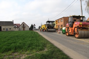 Sprzęt budowlany przy budowie kanalizacji sanitarnej w Kołaczkowicach (photo)