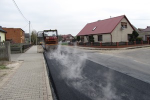 Prace przy wylewaniu nowej nawierzchni w Kołaczkowicach (photo)