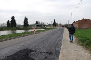 Zdjęcie przedstawia prace nad nową nawierzchnia jezdni i staw w Kołaczkowicach  (photo)