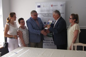 Zdjęcie przedstawia burmistrza Miejskiej Górki wraz z wicemarszałkiem Krzysztofem Grabowskim którzy wręczają podpisanie umowy o dofinansowanie. (photo)