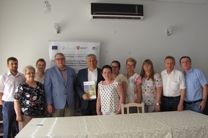 Zdjęcie przedstawia burmistrza Miejskiej Górki wraz z wicemarszałkiem Krzysztofem Grabowskim pozujących do zdjęcia  po podpisaniu umowy (photo)