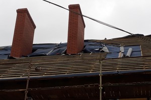Zdjęcie przedstawia zmianę pokrycia dachowego na budynku szkolnym w Konarach (photo)