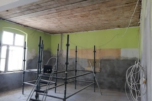 Zdjęcie przedstawia trwające prace w jednej ze sal w budynku szkolnym w Konarach (photo)