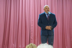 Na scenie przemawia burmistrz węgierskiego miasta (photo)