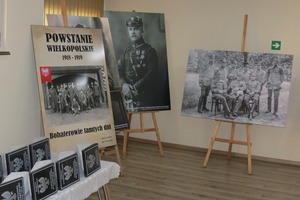 Zdjęcie przedstawia tabliczki powstańców oraz wielkoformatowe zdjęcia powstańców (photo)