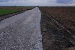 Zdjęcie przedstawia grunty rolne oraz drogę dojazdową do nich. (photo)