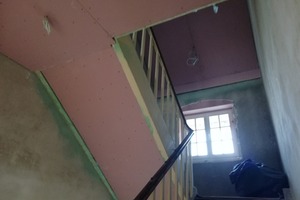 Zdjęcie przedstawia schody w budynku szkolnym w Konarach , gdzie trwa remont. (photo)