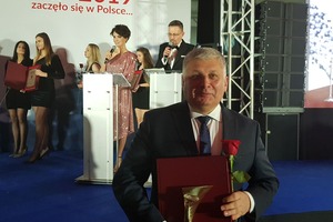 Zdjęcie burmistrza trzymającego wyróżnienie oraz czerwoną różę. (photo)
