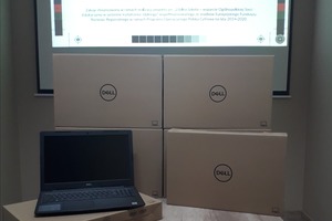 Laptop DELL ustawiony na kartonie przed innymi kartonami laptopów tej firmy. (photo)