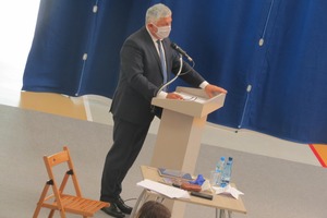 Burmistrz Miejskiej Górki przemawiający przy mównicy. (photo)
