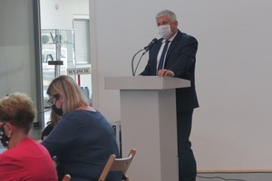Burmistrz przemawiający przy mównicy (photo)
