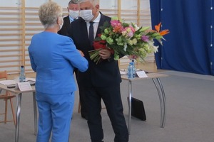 Barbara Szewczyk wiceprzewodnicząca rady wręcza burmistrzowi kwiaty (photo)