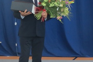 Burmistrz Karol Skrzypczak dziękuję radnym za wręczone kwiaty oraz statuetkę (photo)