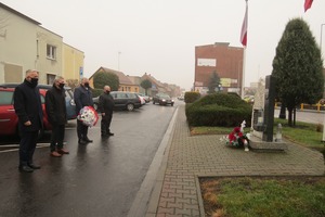Na zdjęciu znajduje się burmistrz oraz radni składający kwiaty się przed obeliskiem gminy Miejska Górka. (photo)