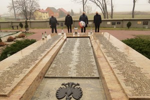 Zdjęcie przedstawia burmistrza wraz z radnymi składających kwiaty przed pomnikiem Powstańców na cmentarzu w Miejskiej Górce. (photo)