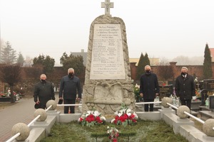 Zdjęcie przedstawia burmistrza wraz radnymi przy pomniku Powstańców na cmentarzu w Miejskiej Górce. (photo)