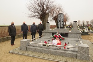 Zdjęcie przedstawia burmistrz wraz z radnymi przy pomniku Powstańców na cmentarzu w Miejskiej Górce. (photo)