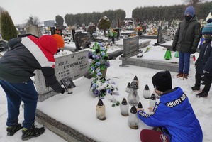 Dzieci składają znicze na grobie Powstańca Wielkopolskiego (photo)