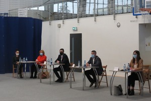 Zdjęcie przedstawia sesje rady Miejska Górka , gdzie znajduje się pięciu radnych. (photo)