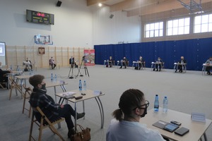 Zdjęcie przedstawia sesje rady Miejska Górka na Hali Widowiskowo-Sportowej.  (photo)