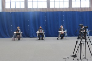 Zdjęcie przedstawia sesje rady Miejska Górka. Na sesji znajdują się trzej radni siedzący za biurkiem. (photo)