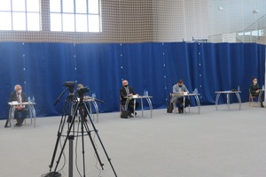 Zdjęcie przedstawia sesje rady Miejska Górka na Hali Widowiskowo-Sportowej. W sesji brało udział czterech radnych siedzących za biurkiem. (photo)