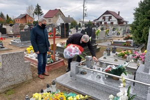 Burmistrz oraz jego zastępca składają kwiaty przy grobie Powstańca (photo)