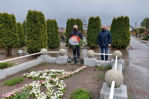 Burmistrz oraz jego zastępca składają wiązankę biało-czerwonych kwiatów na pomniku Powstańców Wielkopolskich w Miejskiej Górce (photo)