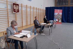 Zdjęcie przedstawia przewodniczącego rady - Zdzisława Golińskiego oraz wiceprzewodniczących - Barbarę Szewczyk oraz Bernarda Bałuniaka. Wszyscy siedzą przy stolikach. (photo)