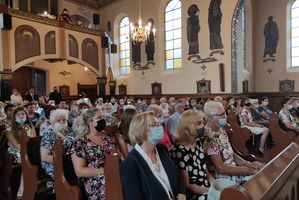 Na zdjęciu znajdują się ludzie siedzący w kościele. (photo)