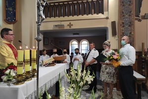 Na zdjęciu znajduje się ksiądz stający za ołtarzem, a w tle znajdują się ministranci. (photo)
