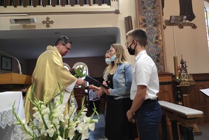 Na zdjęciu znajduje się ksiądz odbierający gratulacje od parafian. (photo)