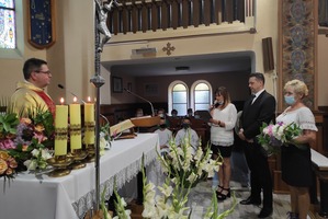 Na zdjęciu znajduje się ksiądz oraz parafianie. (photo)