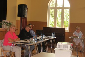 Zdjęcie przedstawia siedzących przy stołach i obradujących - przewodniczącego Rady Miejskiej Zdzisława Golińskiego oraz wiceprzewodniczących Barbarę Szewczyk i wiceprzewodniczącego Bernarda Bałuniaka  (photo)