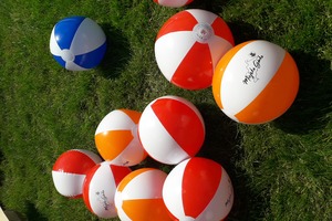 Na zdjęciu znajdują się piłki plażowe w wielu kolorach. (photo)