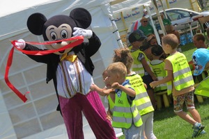 Na zdjęciu znajduje się myszka Miki bawiąca się z dziećmi. (photo)