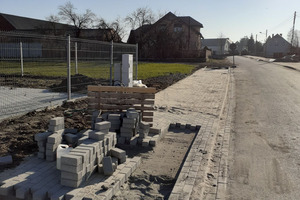 Na zdjęciu znajduje się ulica oraz chodnik w budowie (photo)