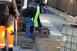 Prace przy budowie chodnika na ul. Bema. W centralnym punkcie zdjęcia widać pochylonego mężczyznę z narzędziem w ręku (photo)