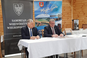 Podpisanie umowy przez wicemarszałka samorządu województwa wielkopolskiego oraz burmistrz Miejskiej Górki (photo)