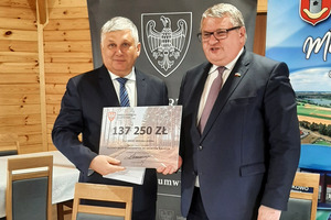Na zdjęciu po prawej wicemarszałek samorządu województwa wielkopolskiego - Krzysztof Grabowski, po lewej burmistrz Miejskiej Górki (photo)