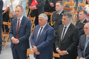 Burmistrz Miejskiej Górki w towarzystwie innych uczestników wydarzenia (photo)