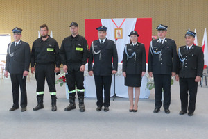 Strażacy pozujący do zdjęcia po wręczeniu nagród (photo)