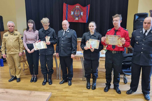 Wręczenie dyplomów przez komisję konkursową oraz sekretarz Gminy Miejska Górka (photo)