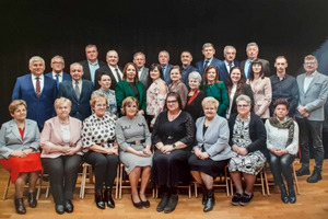 Wspólne zdjęcie na którym znajdują się: radni Rady Miejskiej, sołtysi, przewodniczący Rady Miejskiej, burmistrz, sekretarz oraz skarbnik (photo)