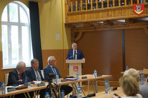 Burmistrz Miejskiej Górki przemawia na mównicy do radnych (photo)