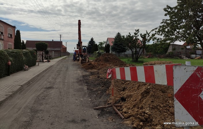 Trwa budowa kanalizacji sanitarnej w Rozstępniewie i Gostkowie - zdjęcie