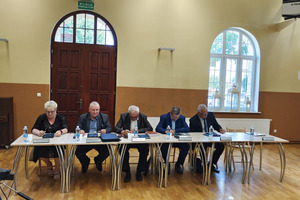 Radni Rady Miejskiej w trakcie sesji, siedzący za stołami. (photo)