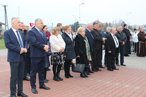 Na zdjęciu stoją: burmistrz, dyrektor Ośrodka Kultury, radni i sołtysi (photo)