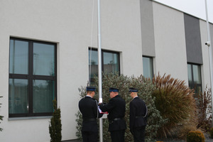 Strażacy wciągają flagę na maszt (photo)