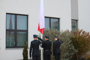 Wciągniecie flagi na maszt przez trzech strażaków (photo)